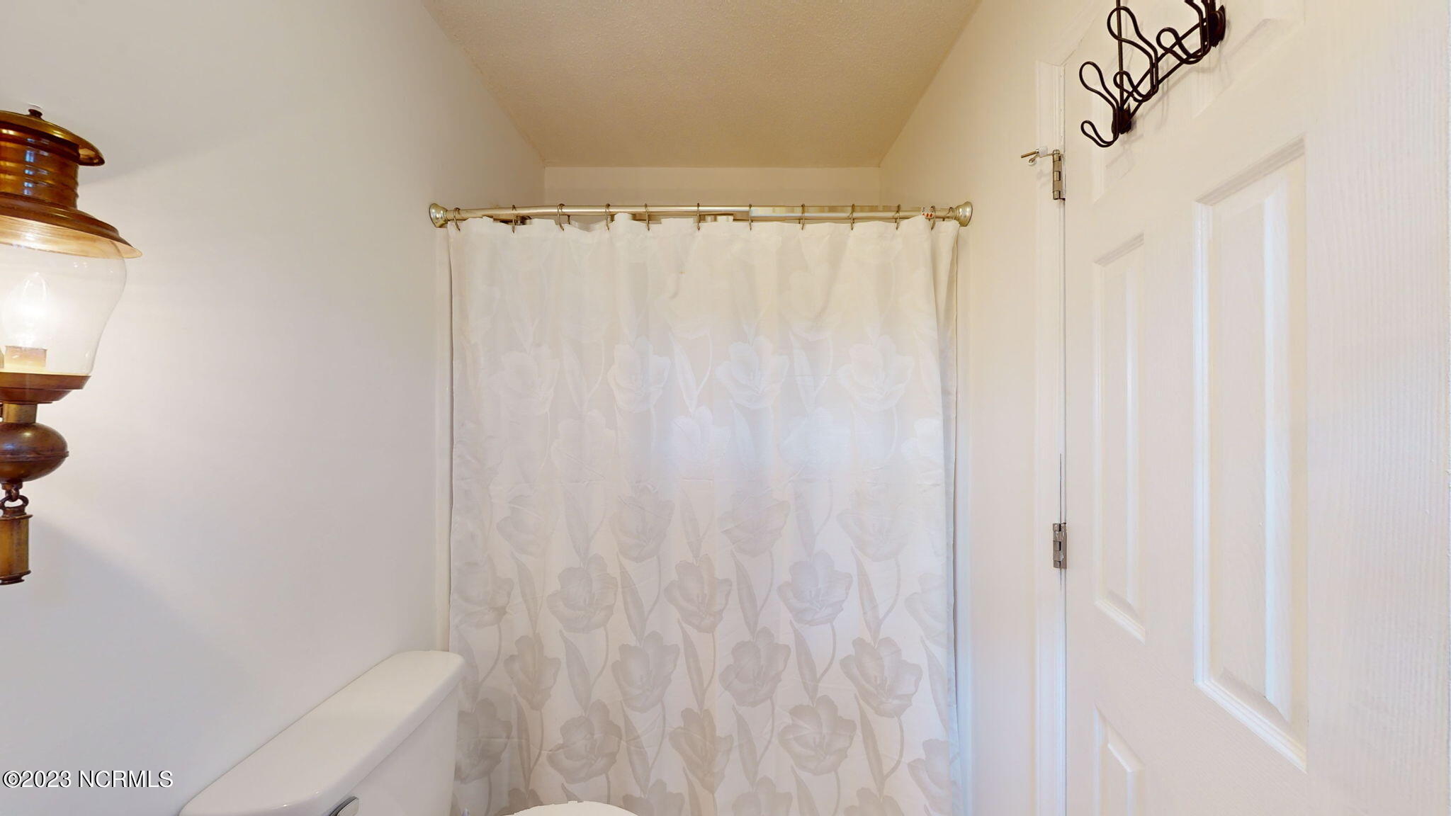 906 Point Court New Bern, NC 28560 - Photo 20 of 70 PRIMARY HAS TUB