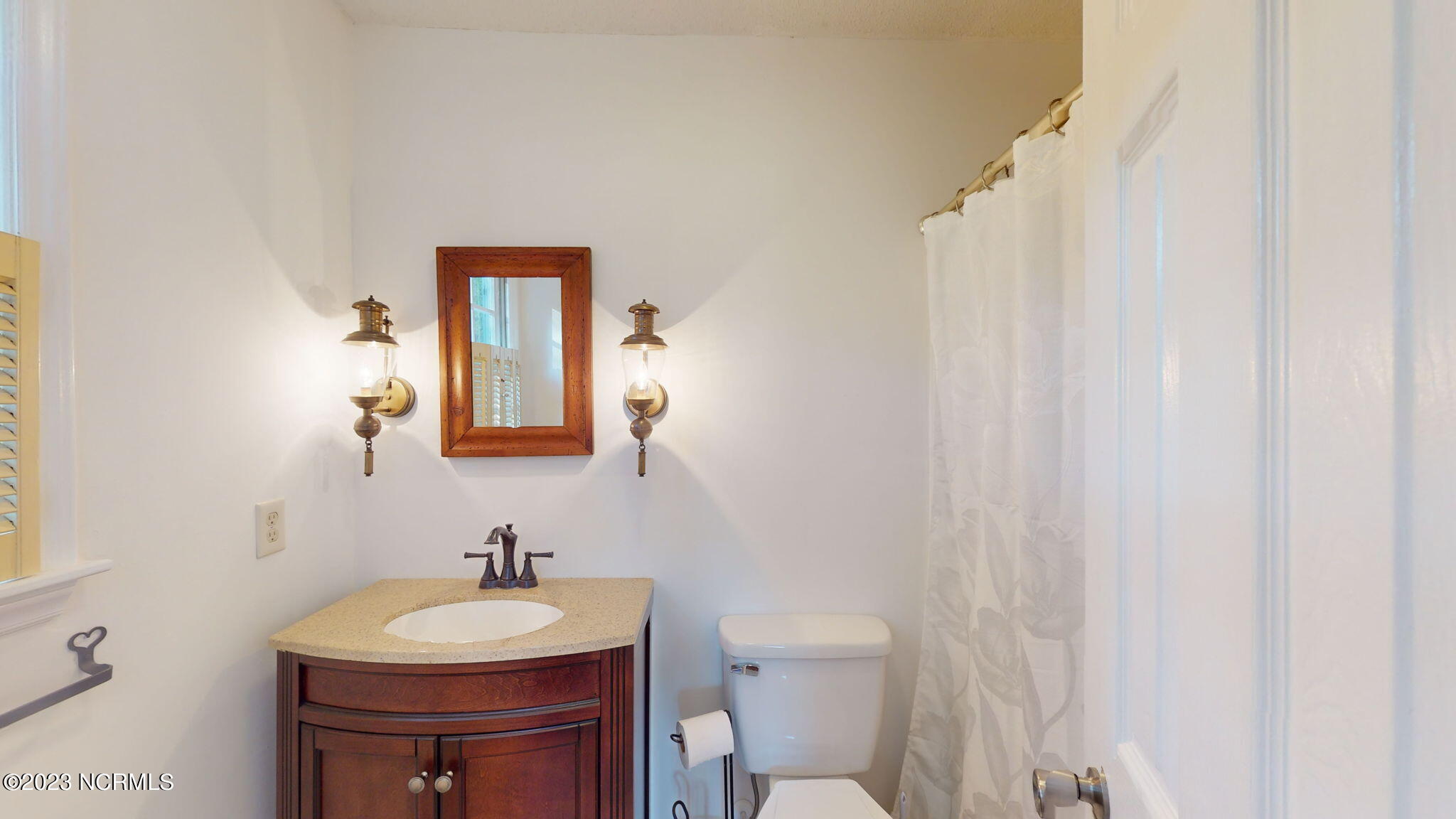 906 Point Court New Bern, NC 28560 - Photo 21 of 70 PRIMARY BATH