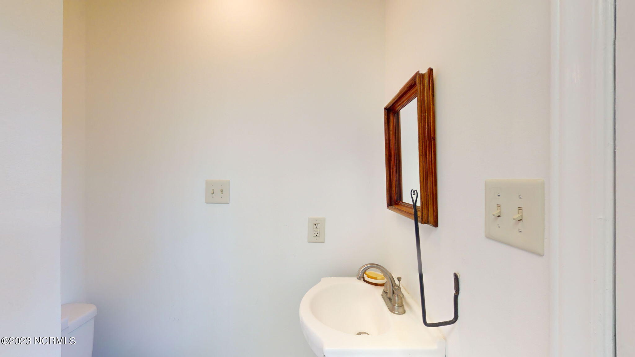 906 Point Court New Bern, NC 28560 - Photo 25 of 70 1/2 BATH OFF LAUNDRY