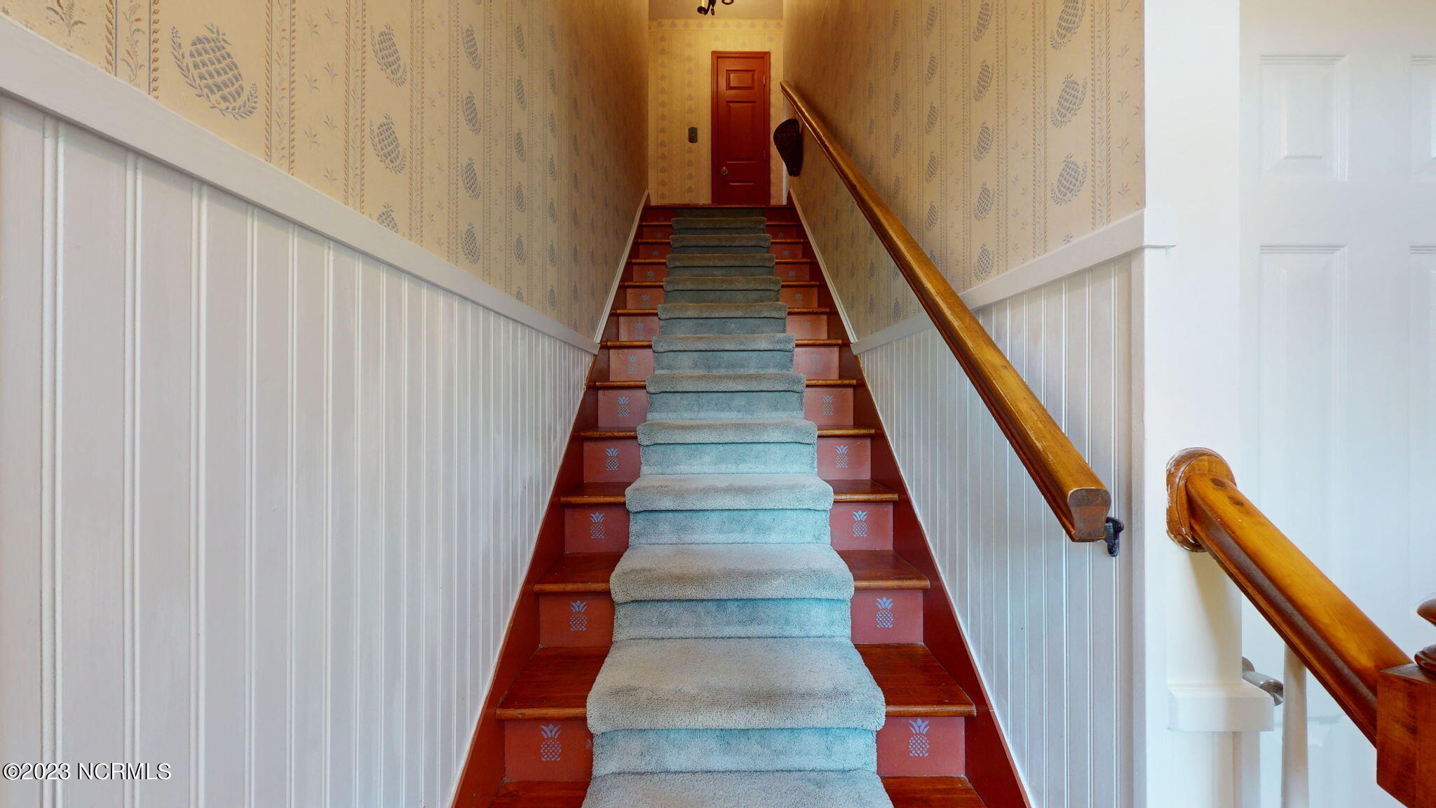 906 Point Court New Bern, NC 28560 - Photo 27 of 70 STAIRWELL