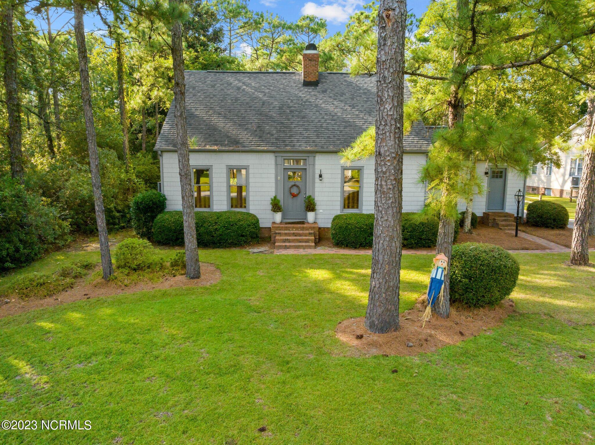 906 Point Court New Bern, NC 28560 - Photo 38 of 70 CHARM ABOUNDS