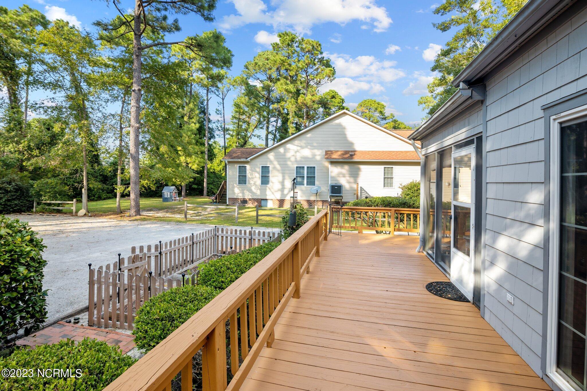 906 Point Court New Bern, NC 28560 - Photo 49 of 70 HUGE DECK