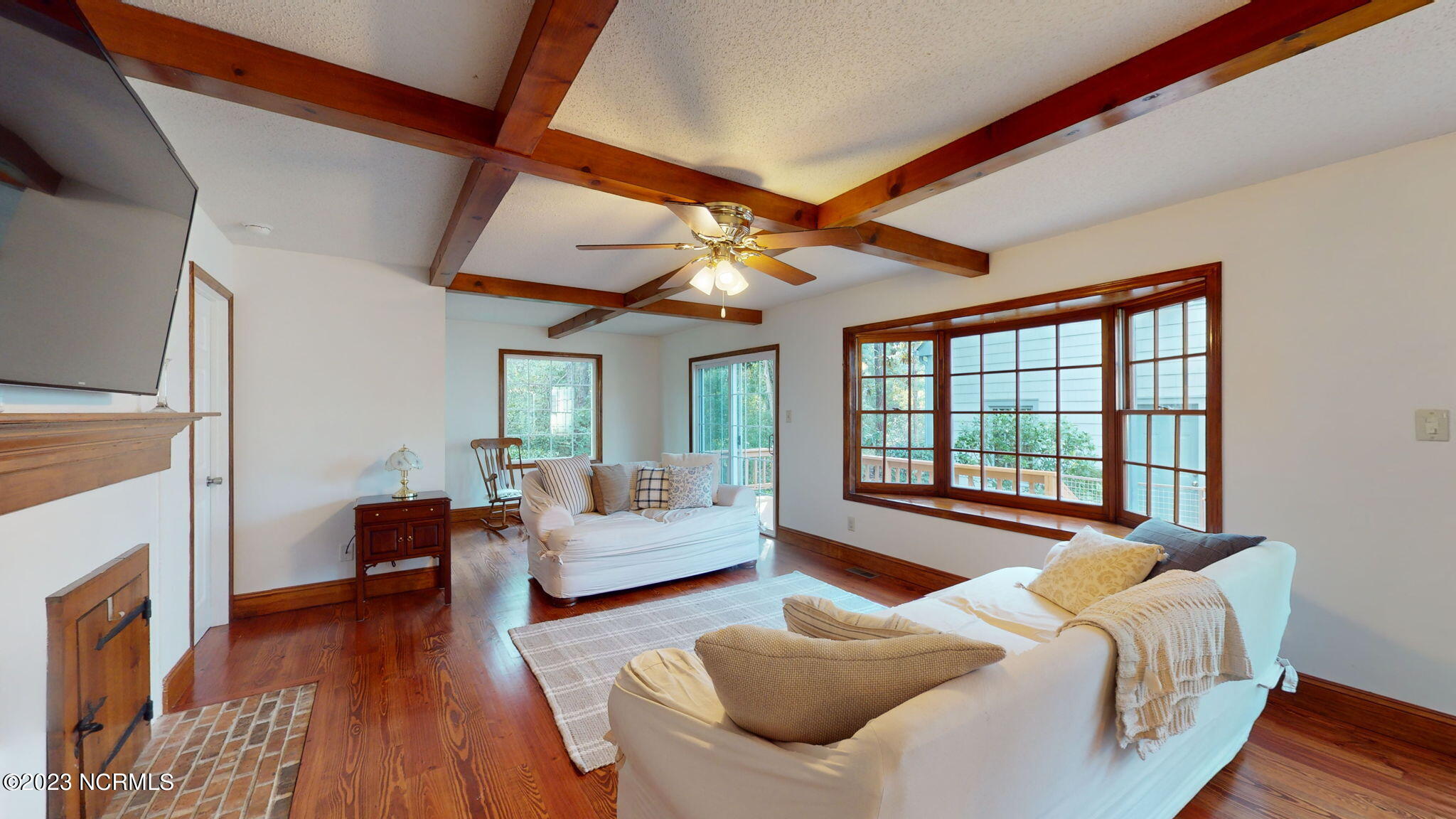 906 Point Court New Bern, NC 28560 - Photo 6 of 70 MASSIVE LIVING AREA W FIREPLACE