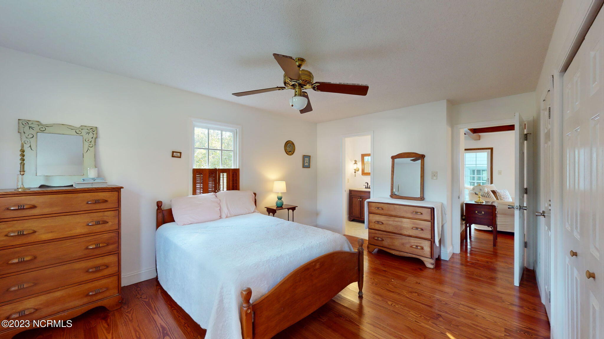 906 Point Court New Bern, NC 28560 - Photo 8 of 70 PRIMARY WITH BATH ON MAIN