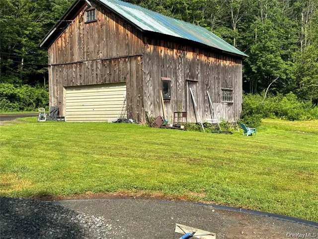 a view of a house with backyard and garden