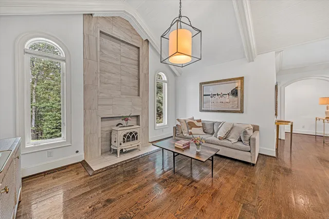 a view of a backyard