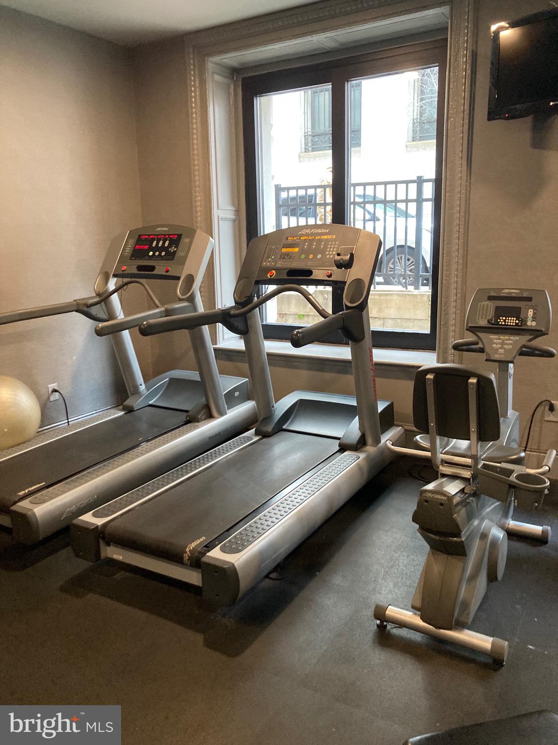 1001-13 Chestnut Street, Unit 705W Philadelphia, PA 19103 - Photo 23 of 30 a room with gym equipment
