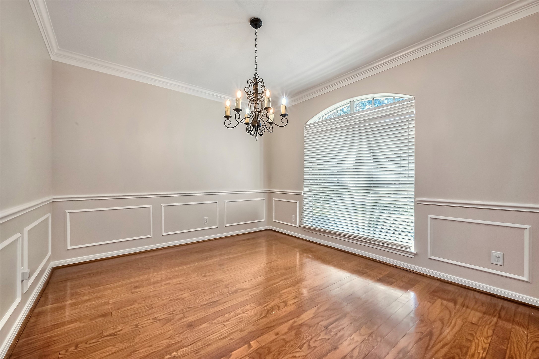 19 Calleston Court Sugar Land, TX 77479 - Photo 11 of 36 Another Living room angle