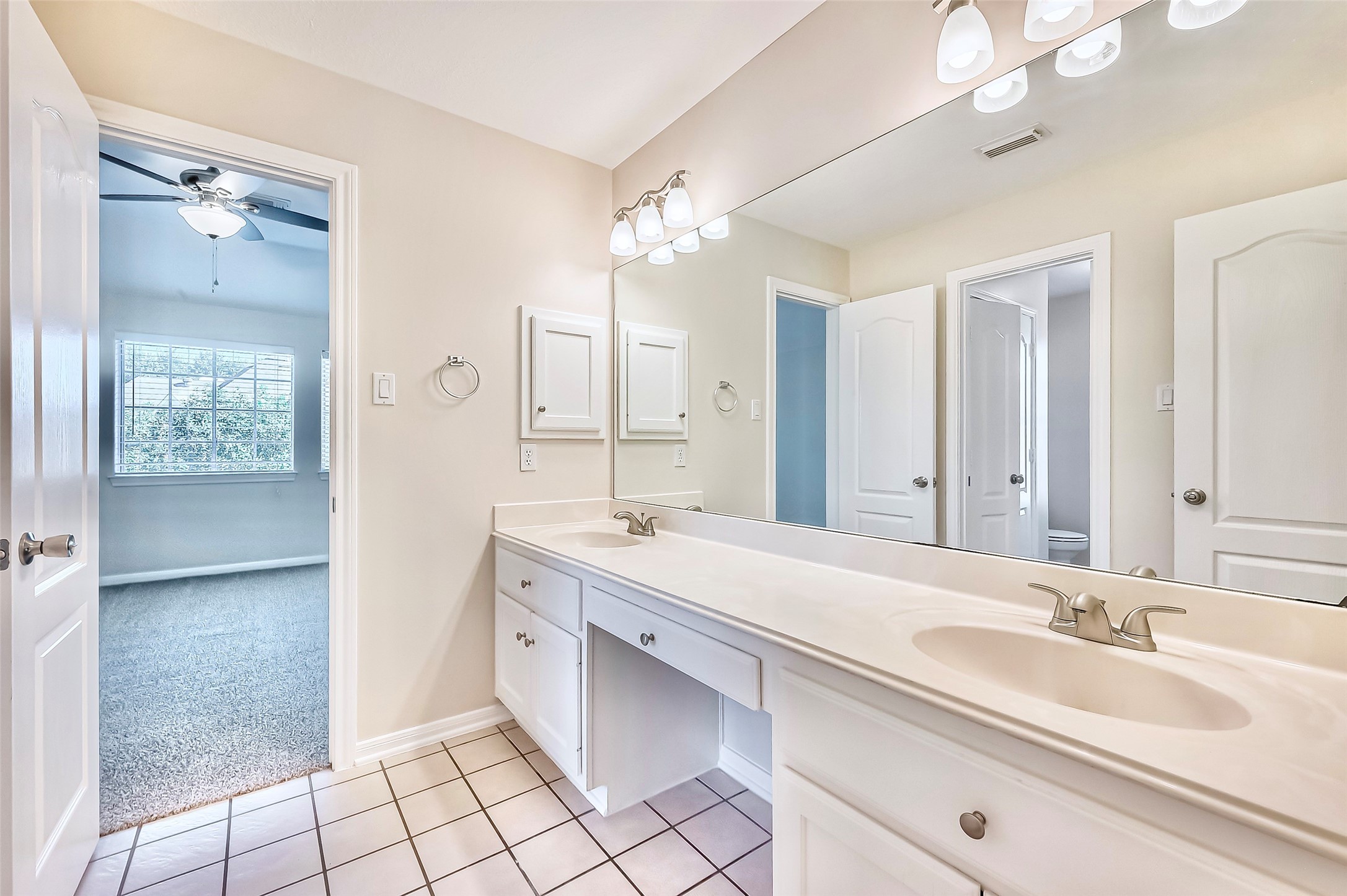 19 Calleston Court Sugar Land, TX 77479 - Photo 29 of 36 Secondary bathroom feature double sinks