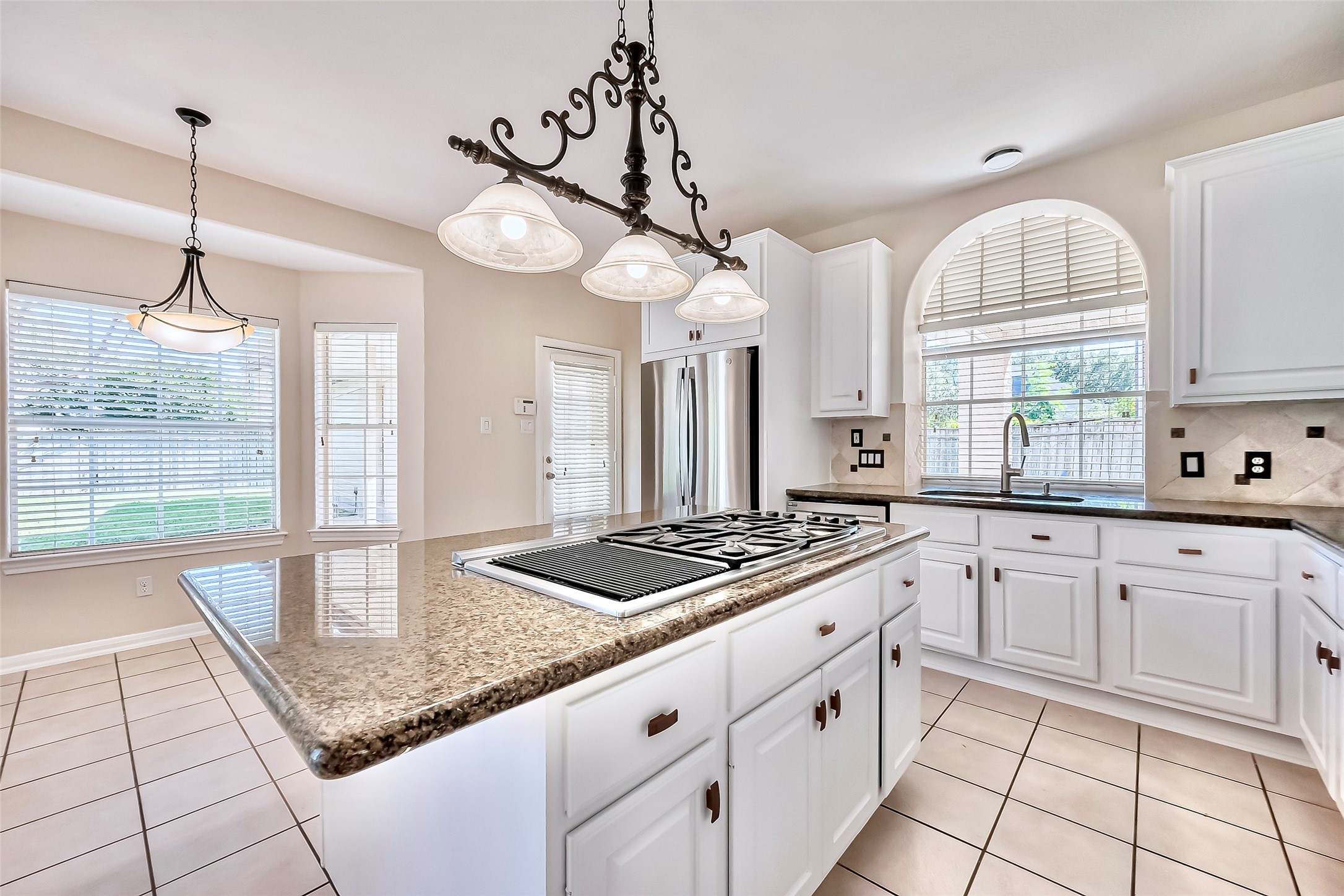 19 Calleston Court Sugar Land, TX 77479 - Photo 8 of 36 Cooktop island facing the breakfast area