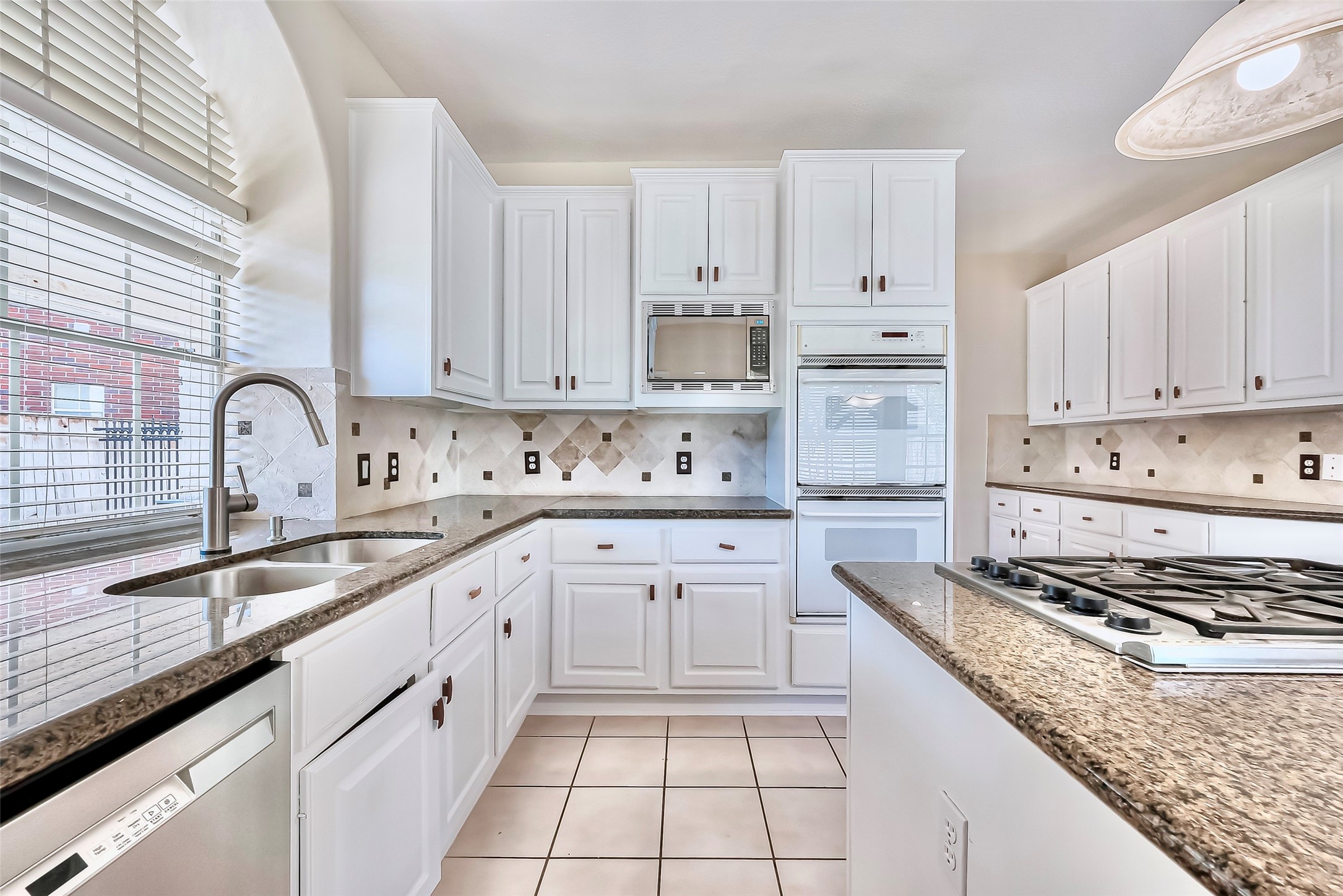 19 Calleston Court Sugar Land, TX 77479 - Photo 9 of 36 Lots of cabinet space in kitchen