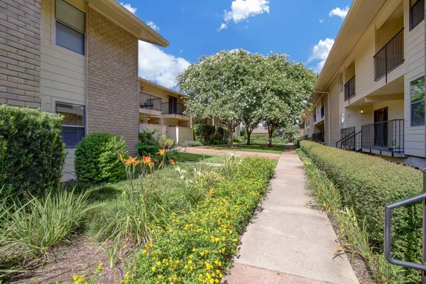 a view of a pathway with house on both side