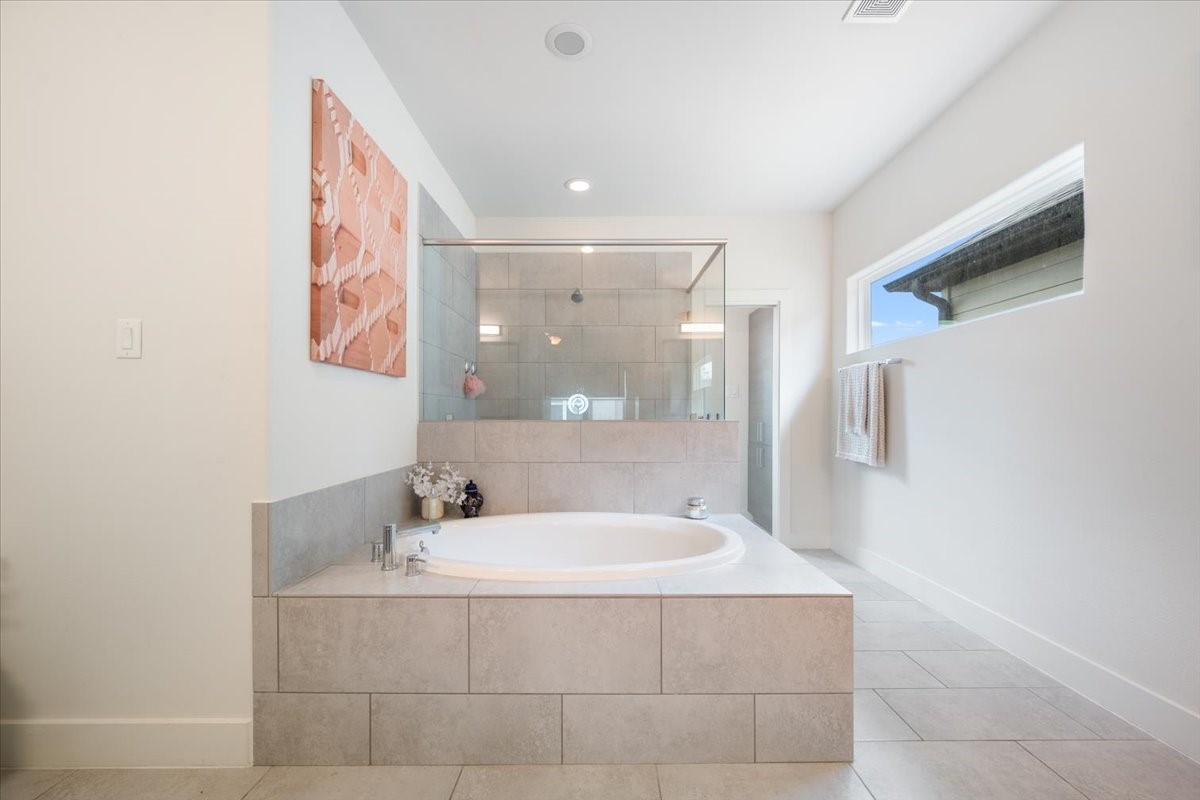 1333 West 22nd Street, Unit F Houston, TX 77008 - Photo 9 of 22 a bathroom with a bathtub and shower