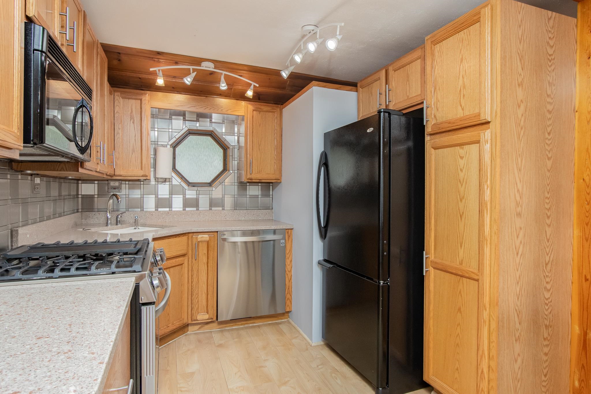 131 Chases Grove Road Derry, NH 03038 - Photo 7 of 39