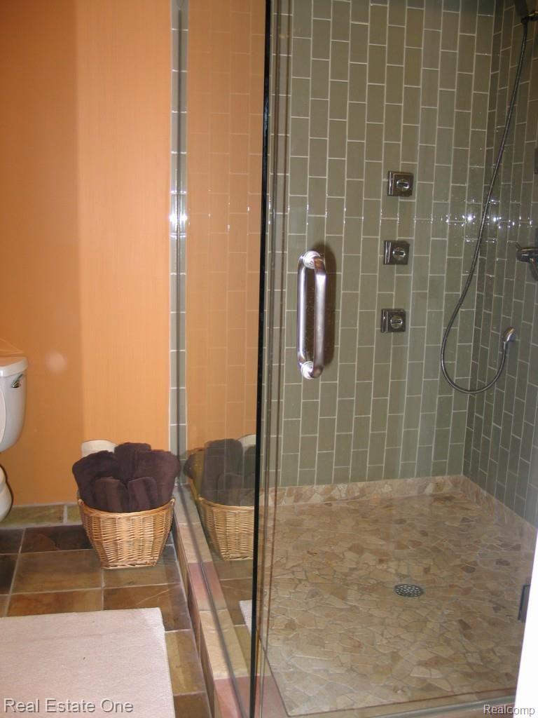 820 Brighton Lake Road Brighton, MI 48116 - Photo 19 of 42 Master BA