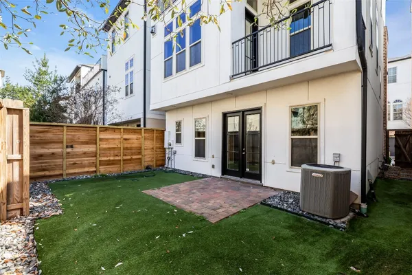 a view of a house with backyard