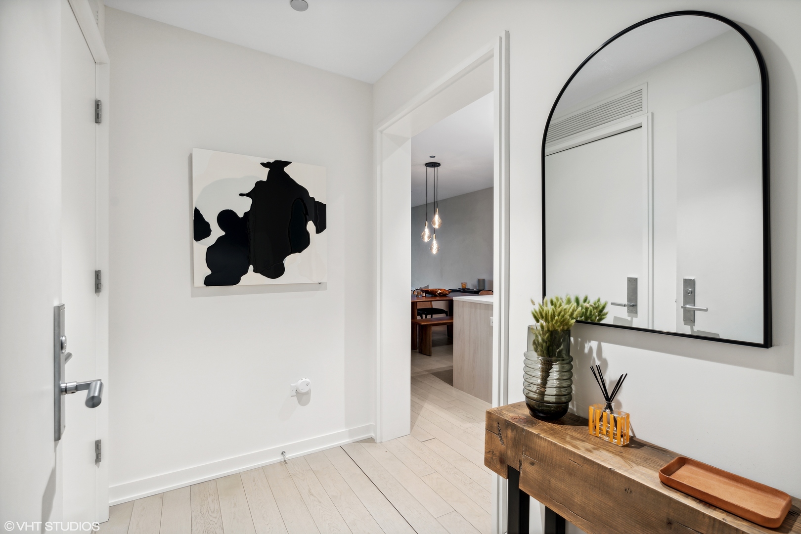 1400 West Monroe Street, Unit 4C Chicago, IL 60607 - Photo 3 of 15 an entryway with a potted plant on th table and a mirror