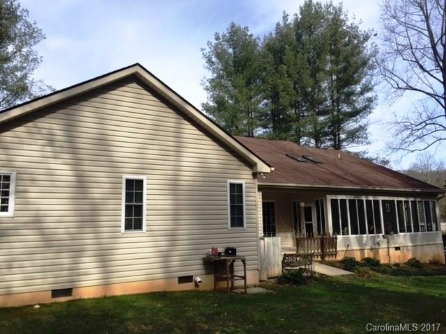 61 Bowman Ridge Road, Unit 5 Hendersonville, NC 28739 - Photo 22 of 24 a backyard of a house with table and chairs