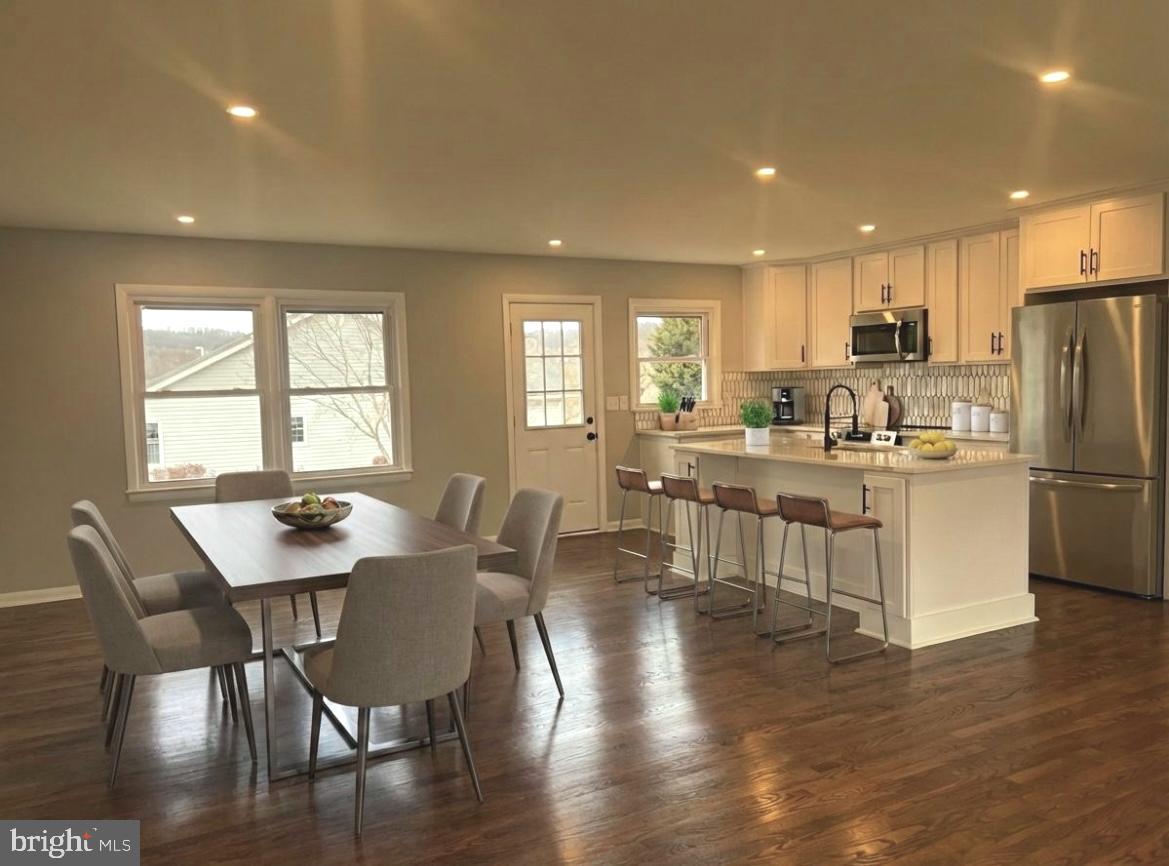 Spacious NEW eat in kitchen