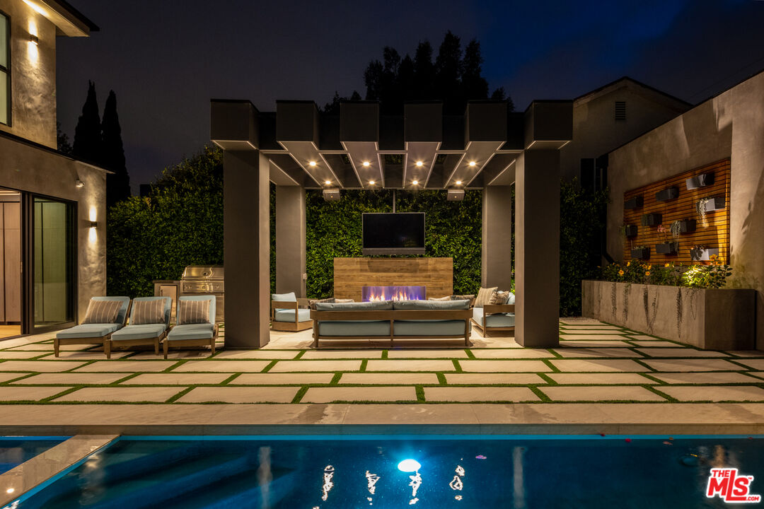 1371 Palms Boulevard Venice, CA 90291 - Photo 20 of 21 a living room with patio furniture and a fireplace