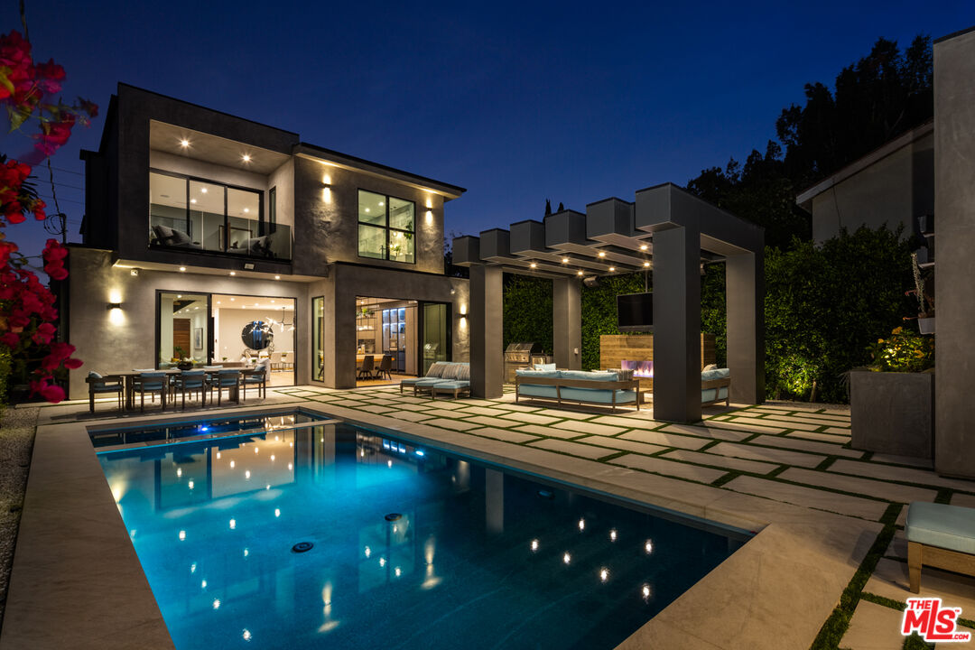 1371 Palms Boulevard Venice, CA 90291 - Photo 21 of 21 a swimming pool view with a outdoor seating