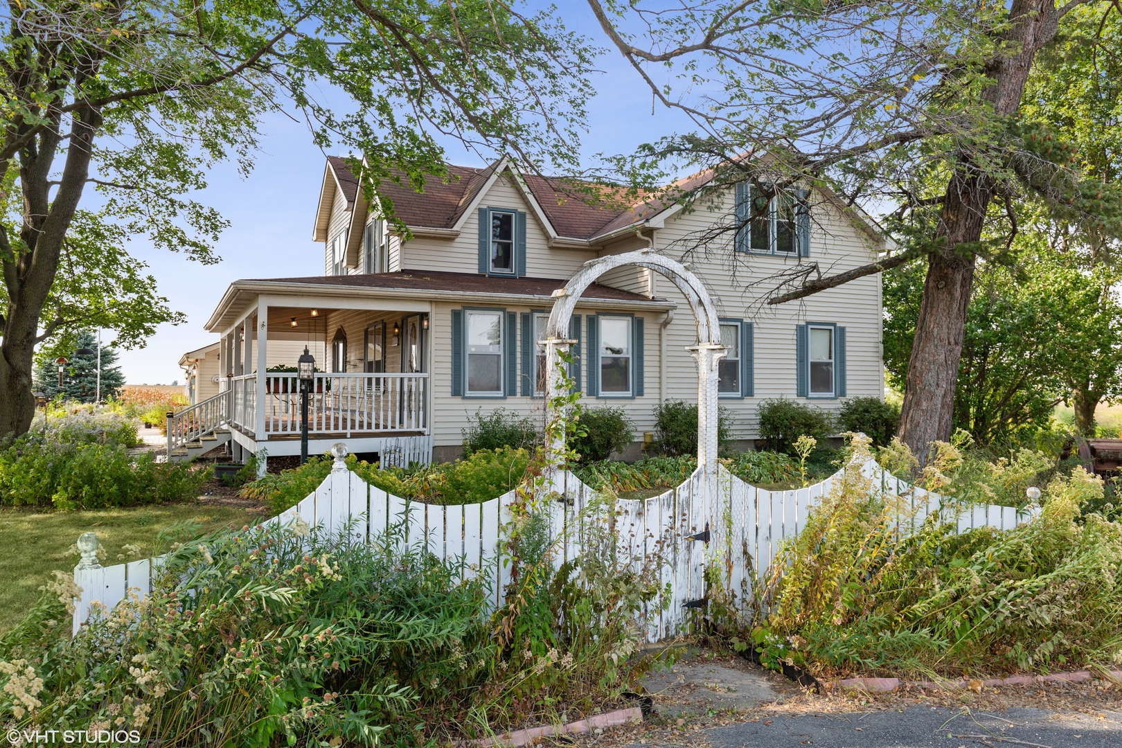 28573 Moose Range Road Sycamore, IL 60178 - Photo 2 of 52 a front view of a house with a garden