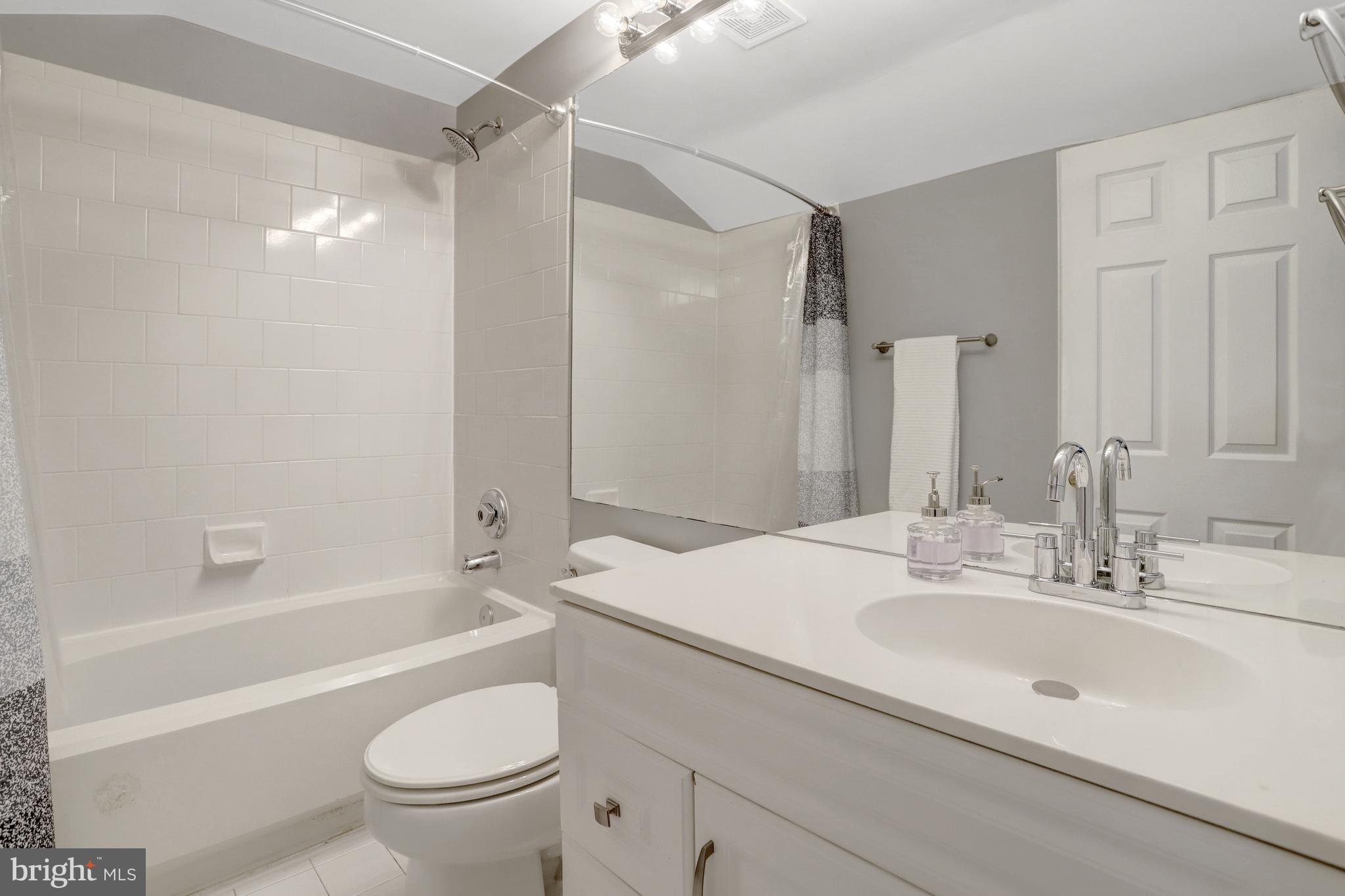 6043 Riddle Walk Alexandria, VA 22312 - Photo 39 of 53 Guest bath with tub.