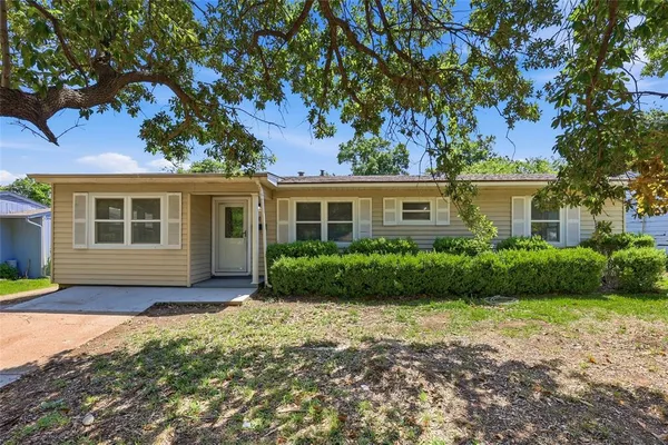 $279,900 | 807 Highland Drive, Arlington, TX 76010