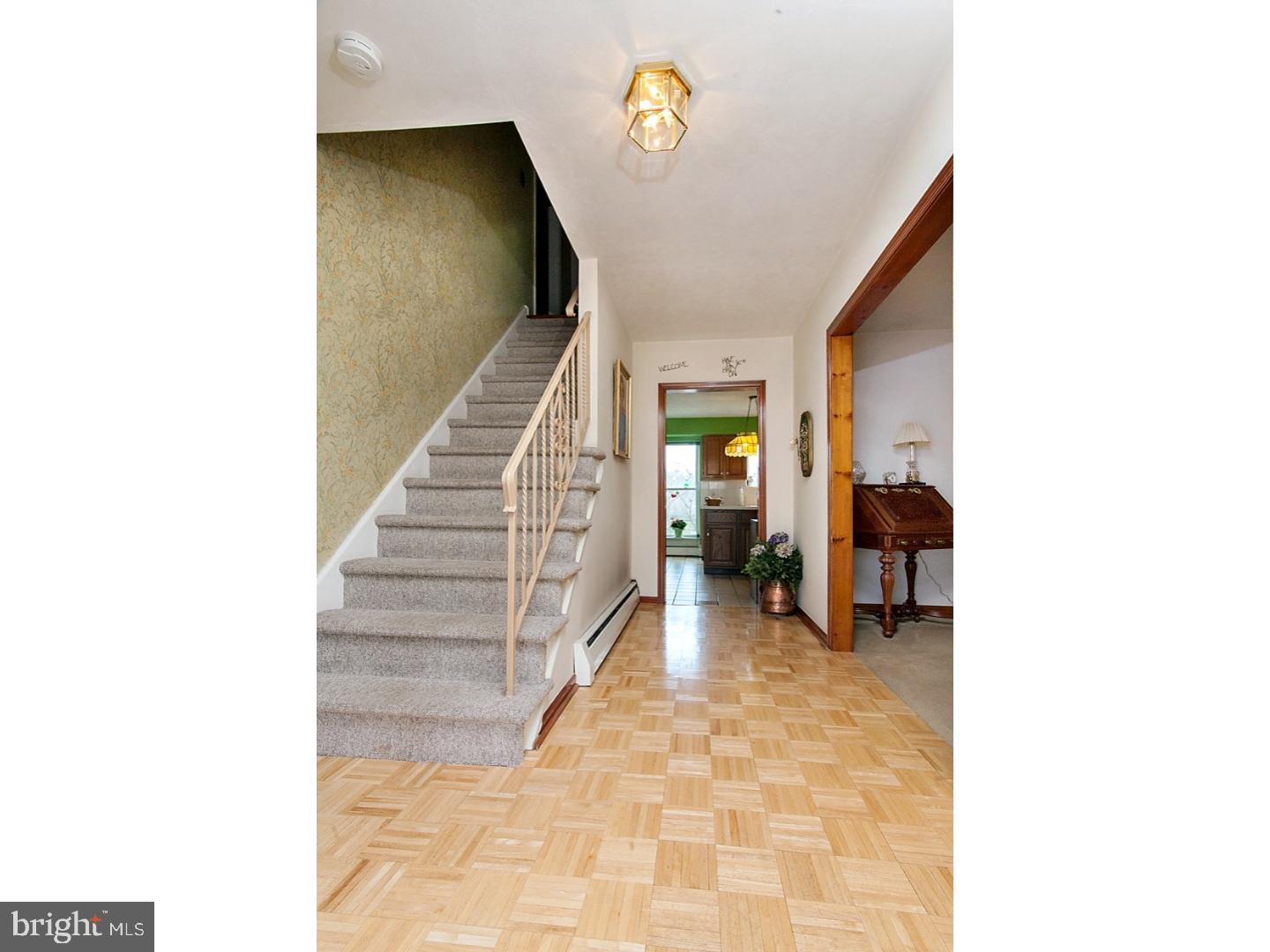 1041 Singer Lane Norristown, PA 19403 - Photo 4 of 24