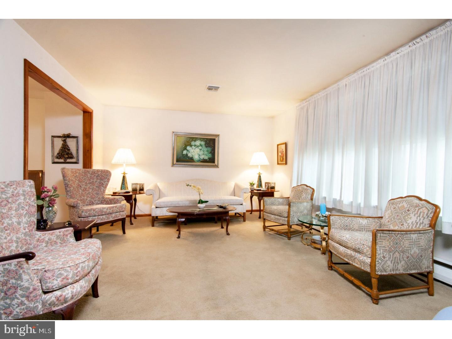 1041 Singer Lane Norristown, PA 19403 - Photo 5 of 24