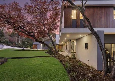 a view of house with a yard