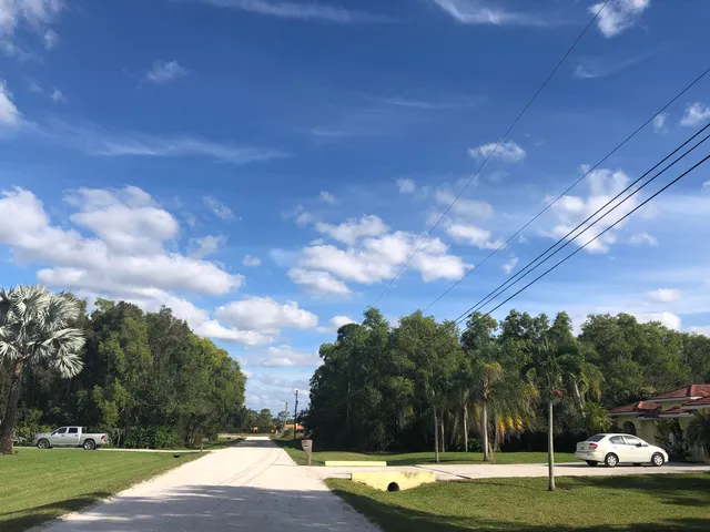 a view of a parking area