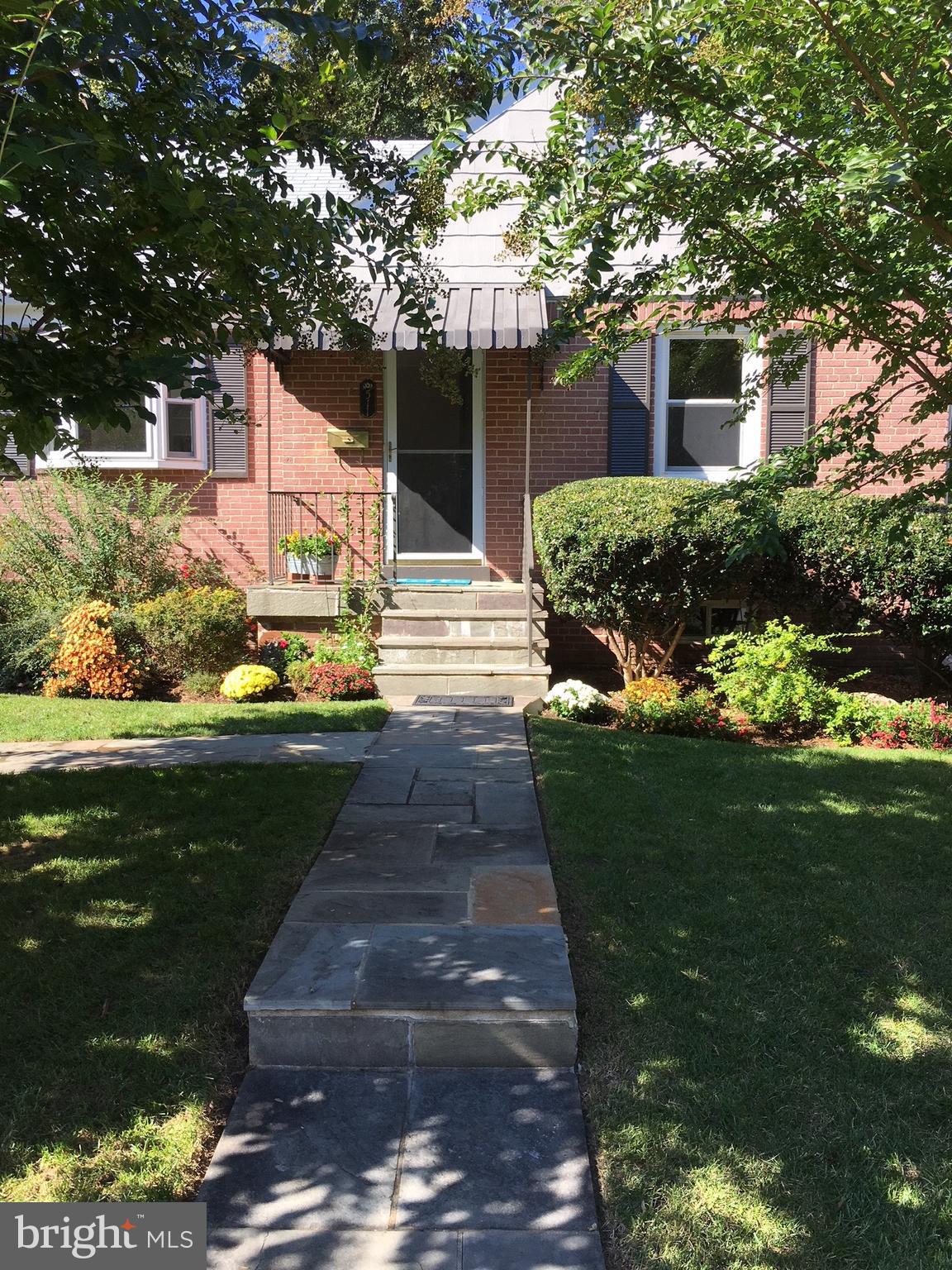 511 Mansfield Road Silver Spring, MD 20910 - Photo 3 of 29 a front view of a house with a yard
