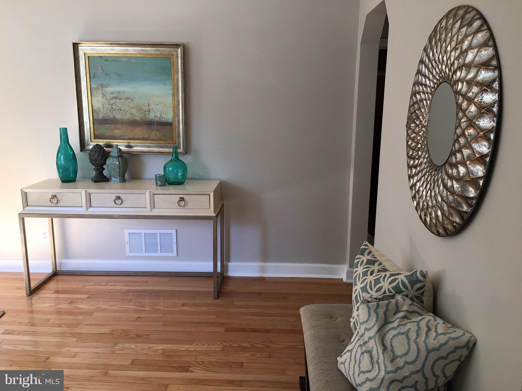 511 Mansfield Road Silver Spring, MD 20910 - Photo 5 of 29 a living room with furniture