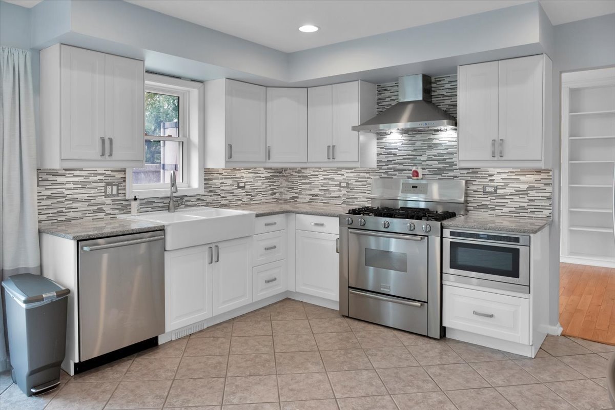 24457 South Tree Ridge Court Channahon, IL 60410 - Photo 9 of 32 a kitchen with cabinets appliances and a sink