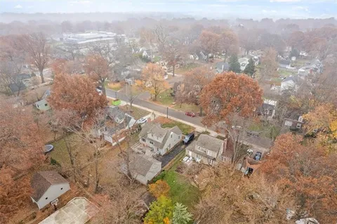 $400,000 | 2812 West 49th Terrace, Westwood, KS 66205