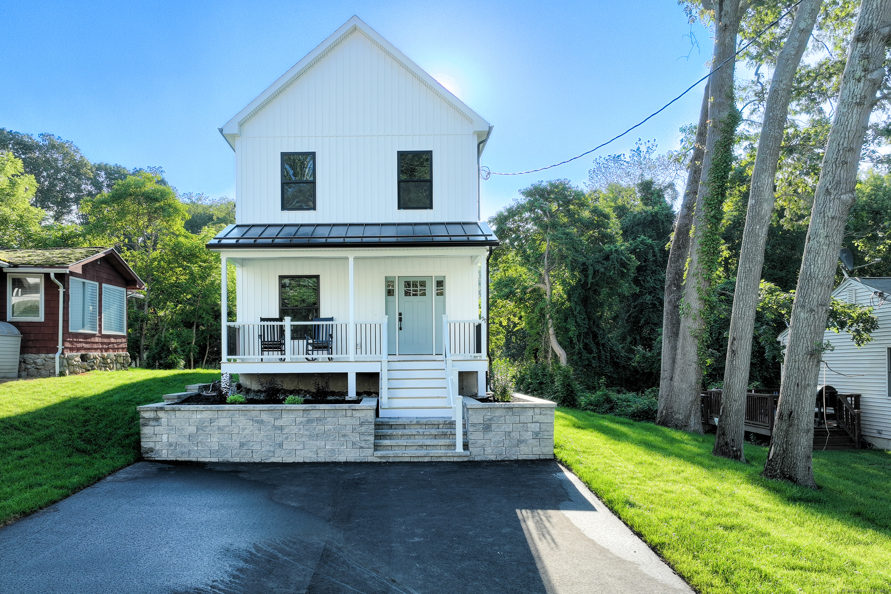 a view of a house with backyard and garden