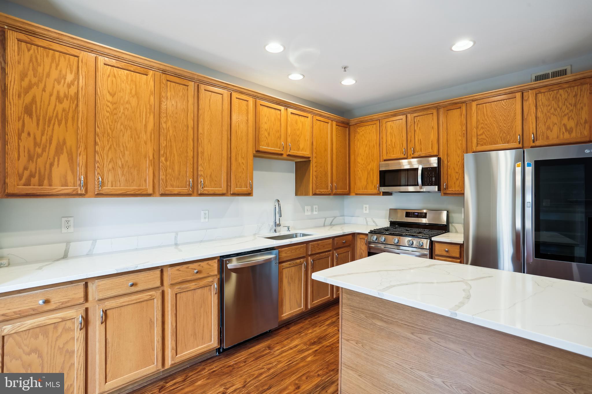 3 Inkberry Circle Gaithersburg, MD 20877 - Photo 2 of 52 Renovated Kitchen New Stainless Steel Appliances