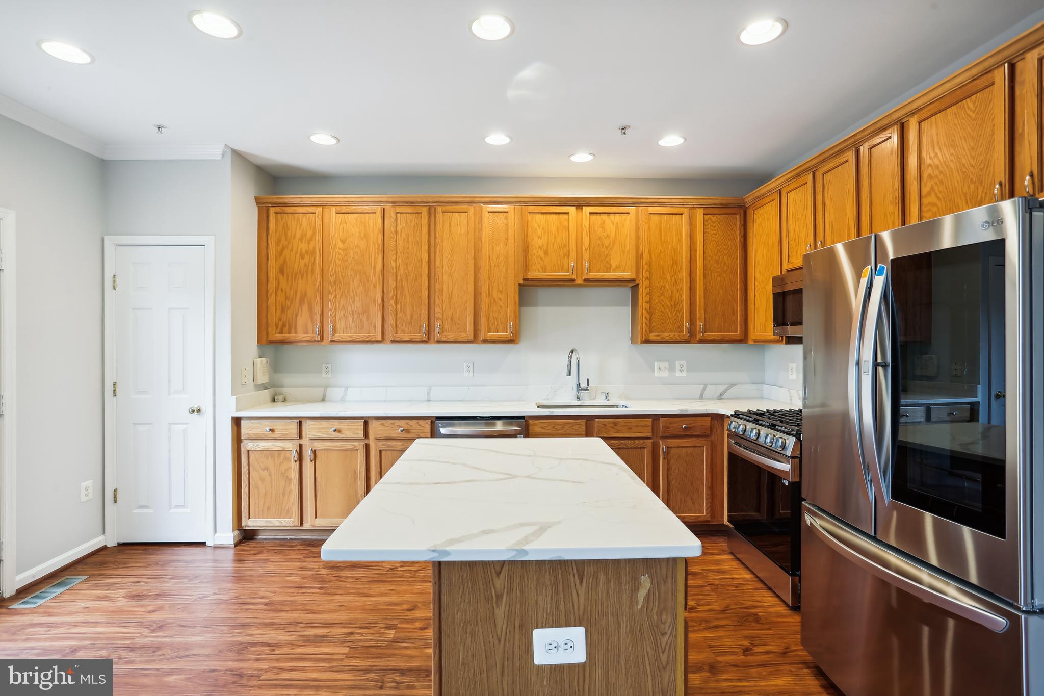 3 Inkberry Circle Gaithersburg, MD 20877 - Photo 5 of 52 Renovated Kitchen New Stainless Steel Appliances