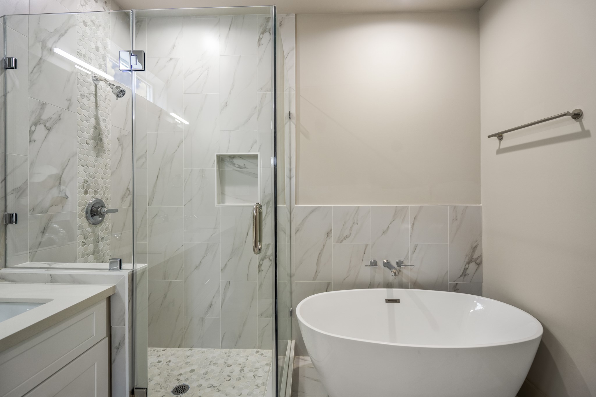 5229 Hillman Street, Unit A Houston, TX 77023 - Photo 19 of 50 a bathroom with a tub and sink