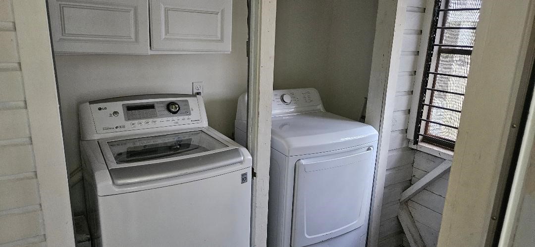 932 Walling Street Houston, TX 77009 - Photo 4 of 14 a utility room with dryer and washer