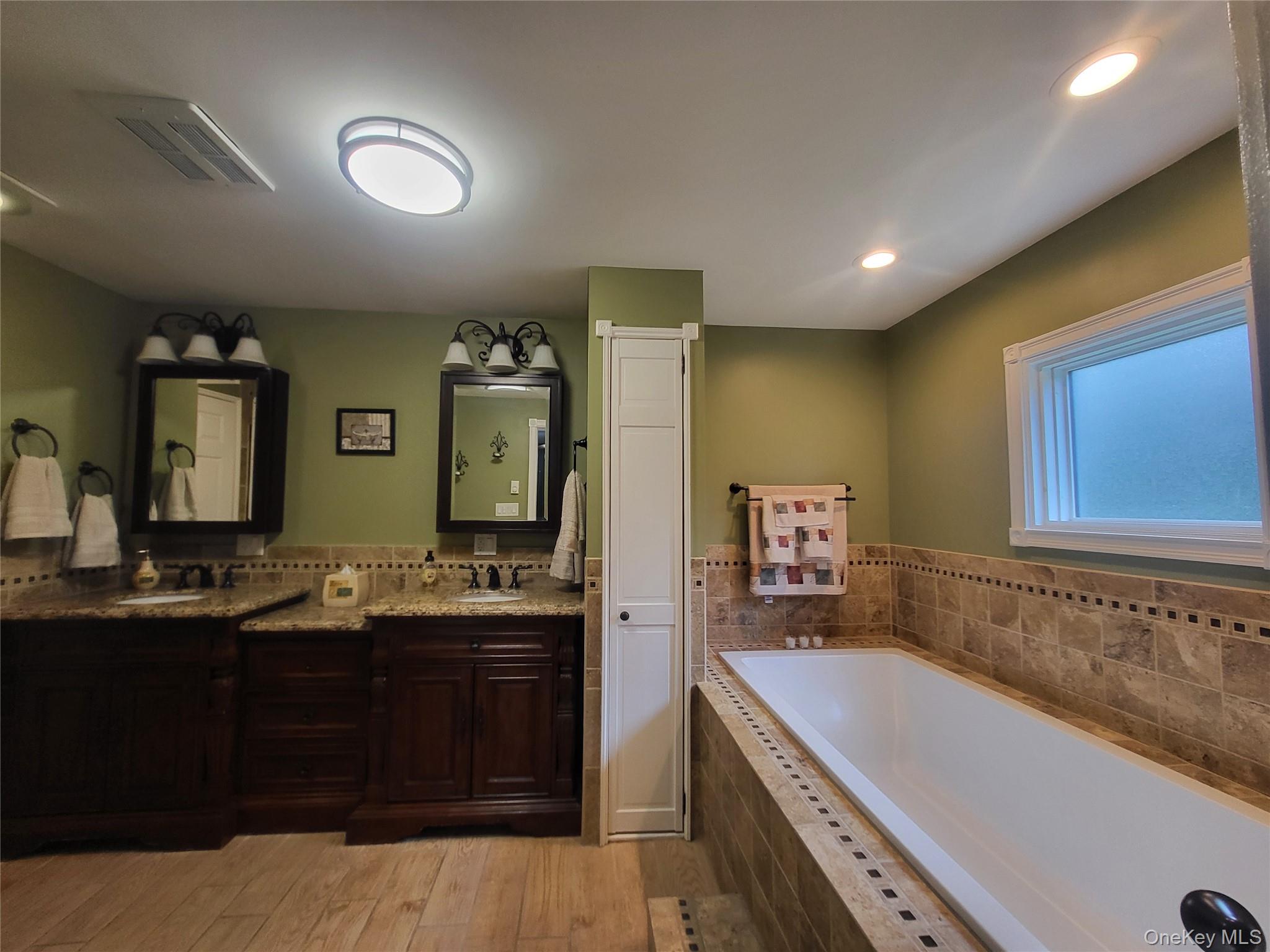 286 Dingle Daisy Road Monticello, NY 12701 - Photo 19 of 35 a bathroom with a bathtub sink and mirror