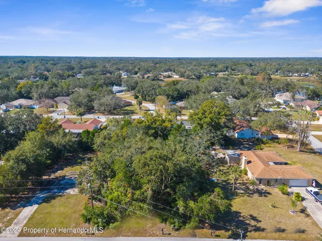 a view of a houses with a yard