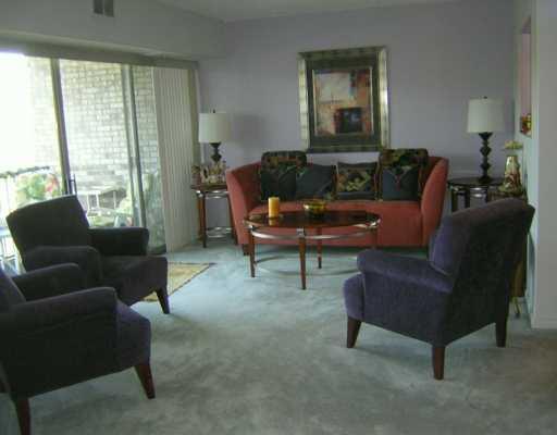 2120 Greentree Road, Unit 804E Pittsburgh, PA 15220 - Photo 1 of 6 Living Room.