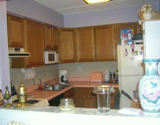 2120 Greentree Road, Unit 804E Pittsburgh, PA 15220 - Photo 2 of 6 Kitchen.