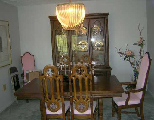 2120 Greentree Road, Unit 804E Pittsburgh, PA 15220 - Photo 4 of 6 Dining Room.