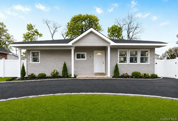 $499,900 | 9 Emerald Lane South, Amityville, NY 11701