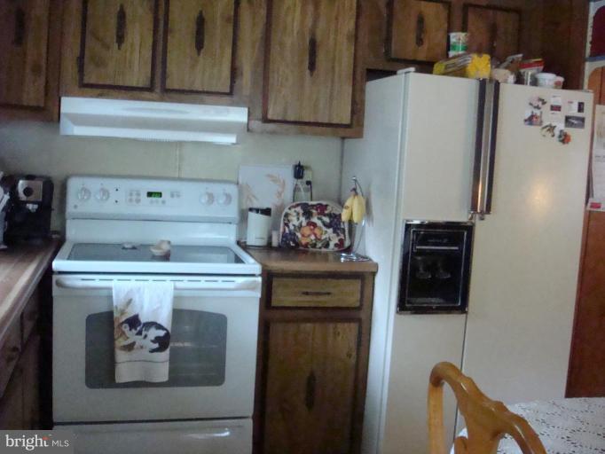 19515 Frederick Road, Unit 191 Germantown, MD 20876 - Photo 3 of 13 a kitchen with a refrigerator and a stove
