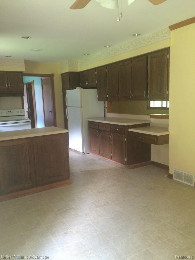 2280 East Clyde Road Howell, MI 48855 - Photo 13 of 21 Kitchen/dining area with built in desk