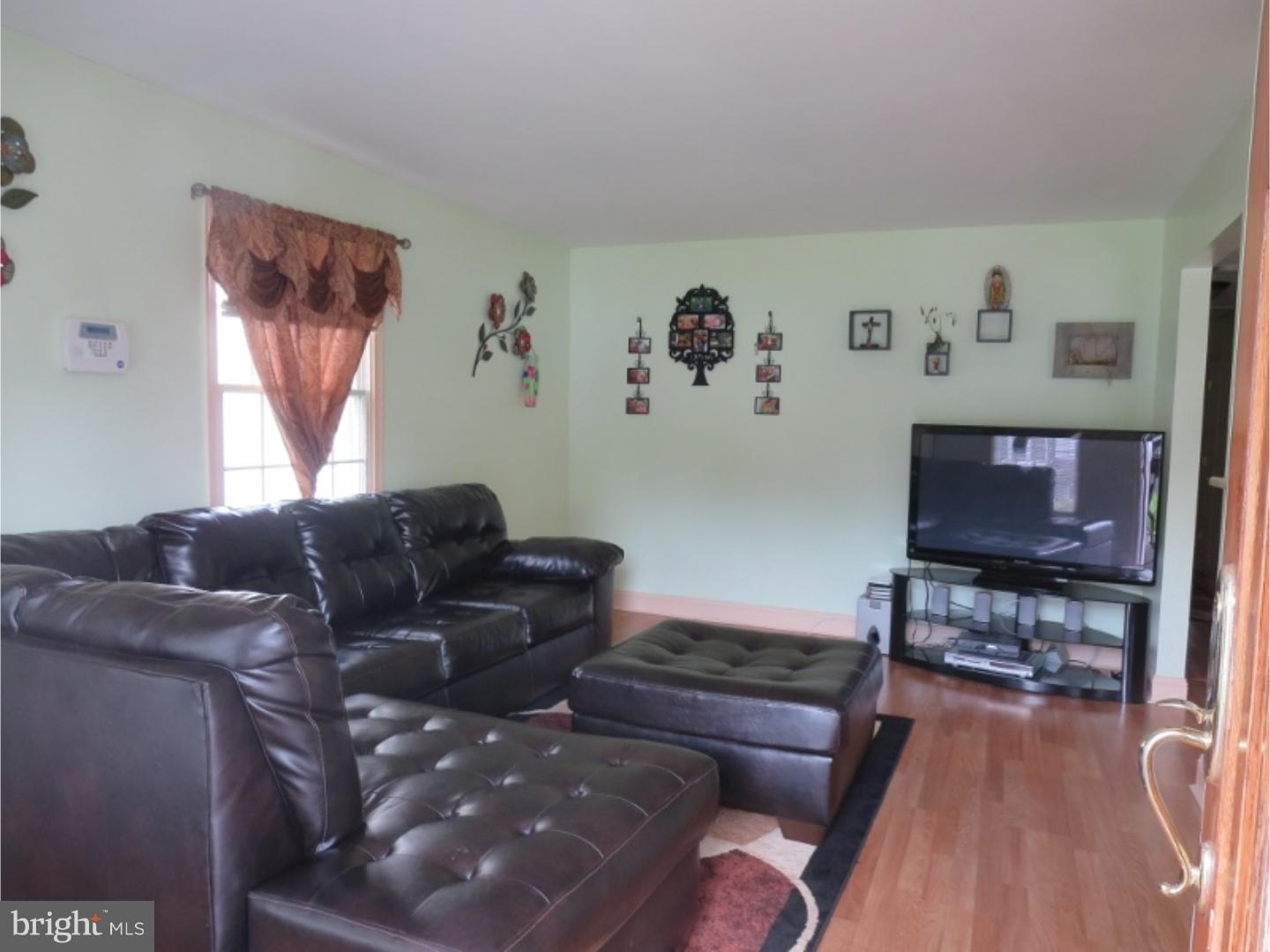 7928 Stow Road Pennsauken, NJ 08110 - Photo 3 of 24 Living Room
